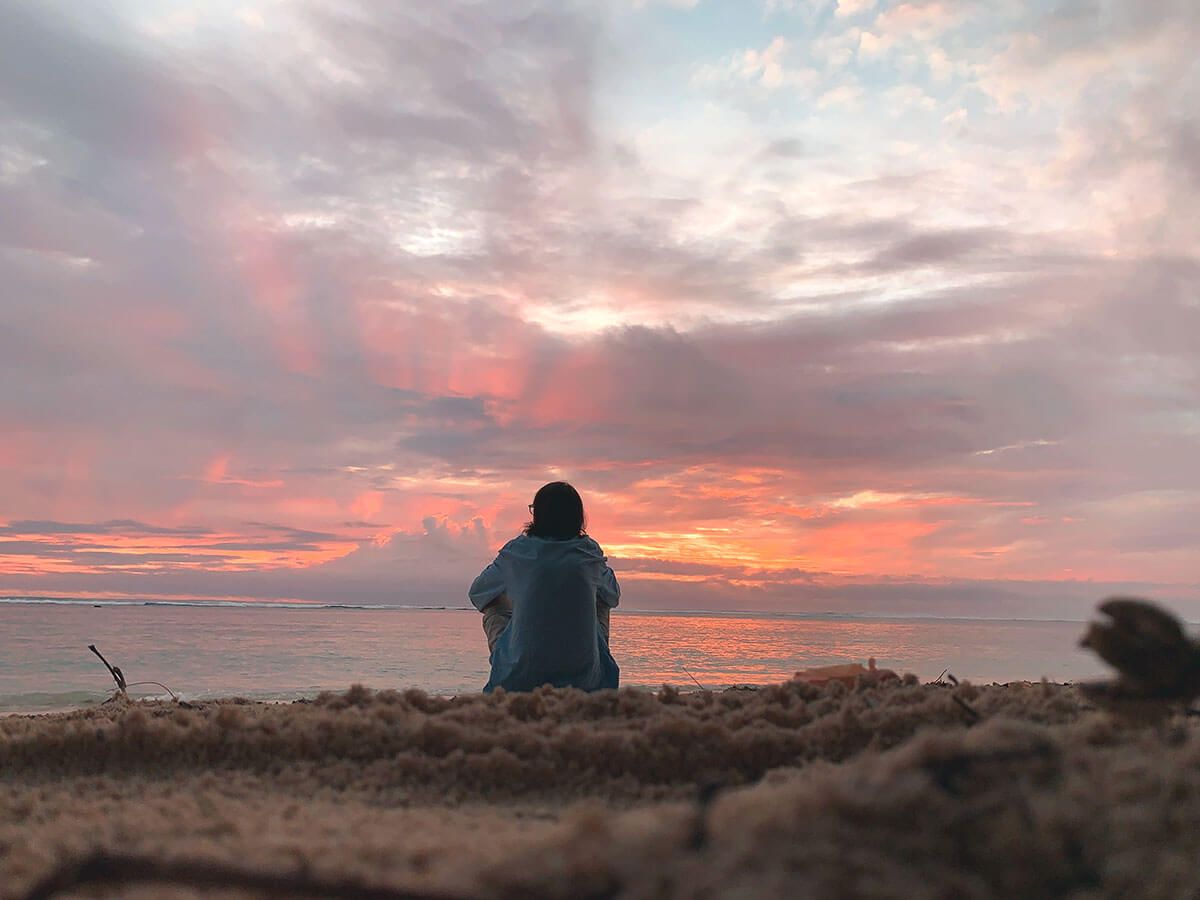ammirando il mare alle isole Cook
